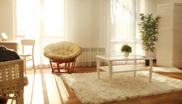 Penggunaan cahaya alami untuk menciptakan suasana hangat